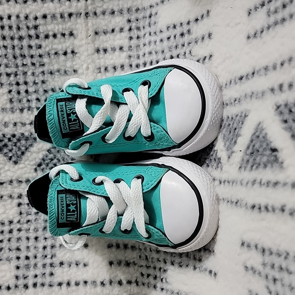 Converse low top toddler size 6